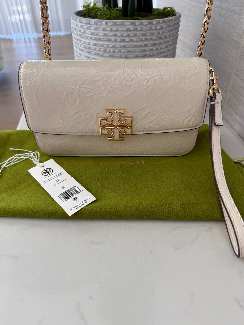 Tory Burch crinkle Cream patent leather Logo Crossbody/wristlet strap Preloved